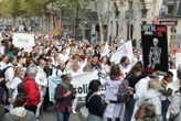 « De l’argent pour la santé, pas pour la guerre » : Un millier de blouses blanches ont manifesté à Paris