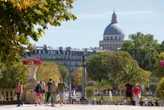 Canicule à Paris : pourquoi le jardin du Luxembourg reste « désespérément » fermé la nuit