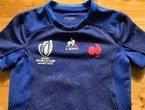 A qui appartient ce maillot dédicacé par le rugbyman Thomas Ramos ?