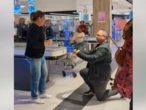 « Je voulais la surprendre » : il fait sa demande en mariage dans un supermarché, devant la caisse de l’élue de son cœur