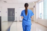 « J’entendais le bureau taper contre le mur » : une infirmière virée après avoir eu des relations sexuelles dans un hôpital britannique