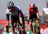 Vuelta : Joao Almeida s’impose au sommet du monstrueux col de l’Angliru, Jonas Vingegaard reste en rouge