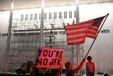 Washington : les travaux pour enlever le nom de Trump sur le Kennedy Center ont commencé