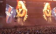 « Félicitations au PSG » : Aya Nakamura brandit un maillot des Parisiens pendant son concert au Stade de France