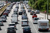 Ils pensaient qu’elle « somnolait » à l’arrière : une mère oubliée pendant plusieurs heures par son époux et leur fille sur une aire d’autoroute
