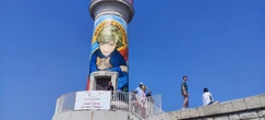 « Ça nous ramène aux années 1960 » : Françoise Sagan illumine le phare de Saint-Tropez