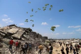 Chutes, bousculades... la Défense civile de Gaza s’inquiète des blessures et décès dus aux parachutages d’aide humanitaire