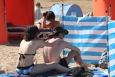 Pour dépanner et « sensibiliser aux dangers des UV », la crème solaire est gratuite sur quelques plages du Calvados