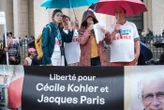 « Il faut que ce cauchemar s’arrête » : rassemblés à Paris, les proches de Cécile Kohler et Jacques Paris réclament leur libération sans délai