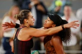 « Même pas 90 minutes, c’est quand même limite » : à Roland-Garros, la night session féminine Sabalenka-Osaka a divisé le public