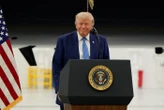 « ICE » ou « NICE » ? Donald Trump lance un sondage sur ses réseaux sociaux pour rebaptiser la police de l’immigration