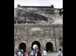 Le toit d’une tour vieille de 650 ans s’effondre en Chine, sous les yeux des touristes venus la visiter