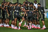 Coupe du monde : Neymar célébré par une haie d’honneur de ses coéquipiers pour son retour en entraînement collectif avec le Brésil
