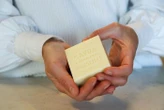 Mousse à raser, liquide vaisselle, répulsif… 5 usages du (vrai) savon de Marseille, écolo et bon marché