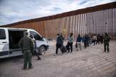 « Qu’il se concentre sur l’Église » : la Maison-Blanche réagit aux critiques du Pape sur les expulsions de migrants