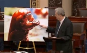 « Vous risquez de ressembler à ça » : un sénateur américain utilise le xénomorphe d’Alien pour alerter sur un scandale alimentaire
