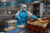 « C’est du gagnant-gagnant ! » : face à la pénurie de main-d’œuvre, une usine embauche des réfugiés à Agen