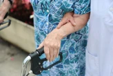 « Ma mère a l’impression d’avoir été rayée de la carte » : le calvaire d’une Espagnole de 82 ans déclarée décédée par erreur