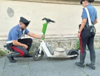 Un « souvenir » de 30 kg : un touriste arrêté en trottinette électrique à Rome après avoir volé un artéfact en marbre