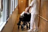 « Des faits de maltraitance graves » : une infirmière en Ehpad licenciée après avoir publié des vidéos dégradantes
