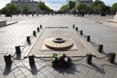 Paris : un homme allume sa cigarette sur la tombe du soldat inconnu