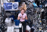 Toilettes pleines, maquillage et expériences… L’astronaute française Sophie Adenot raconte son quotidien dans l’ISS
