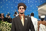 Qui est Bad Bunny, le chanteur dont les places de concert en France vont s’arracher à partir de vendredi ?