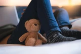 Un père de famille découvre son locataire de 53 ans, délinquant sexuel, torse nu au lit avec sa fille de 7 ans