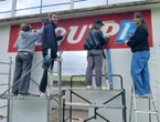 Les enseignes « fantômes » du mythique circuit automobile de Gueux ressuscitées par des étudiants en peinture
