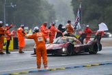 24 Heures du Mans : les images de l’improbable craquage d’un pilote, prêt à se battre avec un concurrent