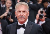« Trahie » par Kevin Costner, une cascadeuse porte plainte après le tournage d’une scène de viol forcée