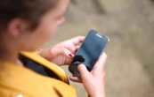 « Elle allait trop vers les garçons » : harcelée sexuellement par messages, une ado découvre que c’est son beau-père qui la persécute