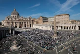 Un homme urine sur l’autel de la basilique Saint-Pierre de Rome et s’exhibe devant les touristes