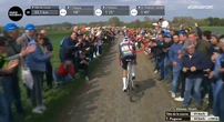 Paris-Roubaix : le geste honteux d’un spectateur qui lance un bidon sur Van der Poel en plein secteur pavé