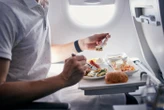 Une passagère allergique aux crevettes porte plainte contre Singapour Airlines, son vol avait dû atterrir d’urgence à Paris