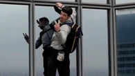 Paris : le grimpeur Anthony Andolfo escalade la tour Montparnasse sans sécurité