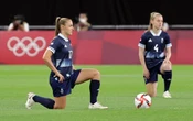 JO de Tokyo : un genou à terre pour les footballeuses britanniques et chiliennes