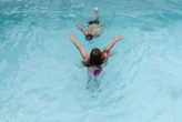 Un enfant donne l’alerte après avoir repéré une femme en train de tenter de noyer un autre enfant dans une piscine du Tennessee