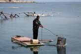 Leurs bateaux détruits, des pêcheurs de Gaza naviguent sur des portes de frigo transformées en paddles