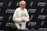 NBA : « Je ne suis plus entraîneur », la vidéo émouvante de Gregg Popovich, coach mythique des Spurs, après son AVC