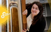 Salariée SNCF, star du roman d’amour français : Emily Blaine raconte sa double vie