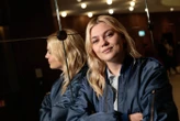 « C’est horrible », Louane raconte ses douleurs quotidiennes en raison de sa « spondylarthrite ankylosante »