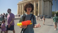 Paris : ce Tiktokeur arrose avec un pistolet à eau les escrocs au bonneteau pour « prévenir en divertissant »