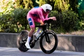 Cyclisme : les images de la grosse frayeur du Danois Mads Pedersen qui percute un enfant