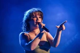 « Je dois tout annuler » : la chanteuse Lola Young annonce une pause dans sa tournée après un malaise