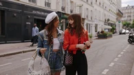 Netflix recherche (encore) des figurants pour la nouvelle saison d’Emily in Paris, des tenues « branchées et élégantes » exigées