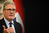 Royaume-Uni : après une nuit d’émeutes anti-immigrés à Belfast, Keir Starmer condamne des violences « inacceptables »