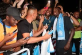Mercato : les images des centaines de supporters pour les arrivées de Weah à Marseille et Thauvin à Lens