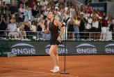 « L’atmosphère était complètement folle » : quand Sabalenka enflamme Roland-Garros avec un moonwalk sur le Central