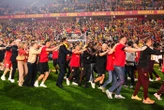 « Ça fait 120 ans qu’on attend ça » : les belles images des joueurs de Lens accueillis à Bollaert avec leur sacre en Coupe de France